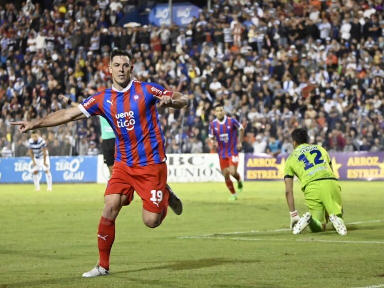 El argentino Diego Churín, jugador de Cerro Porteño, festeja un gol en el partido ante 2 de Mayo por el torneo Apertura 2024 del fútbol paraguayo en el estadio Río Parapití, en Pedro Juan Caballero, Paraguay.