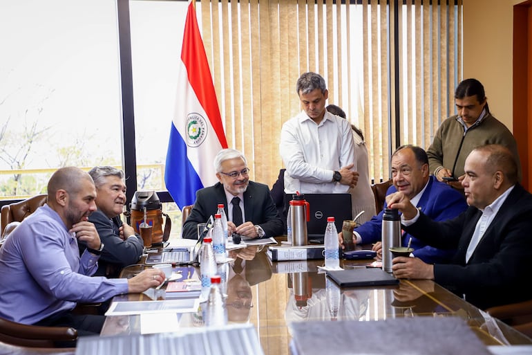 Última sesión de la Comisión Bicameral de Investigación del Congreso del 18 de octubre de 2022. Además del presidente, Jorge Querey (c), estuvieron presentes los diputados Hugo Ramírez (1i), Jorge Ávalos (2i) y Basilio "Bachi" Núñez, (2d), además del senador Juan Afara (1d). EFE/ Nathalia Aguilar
