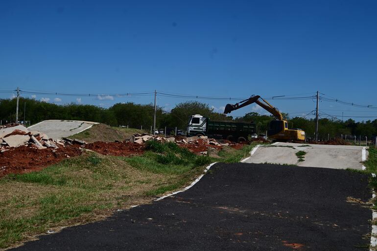 Intensos trabajos para la remodelación de la pista del ciclismo BMX, que será ampliada.