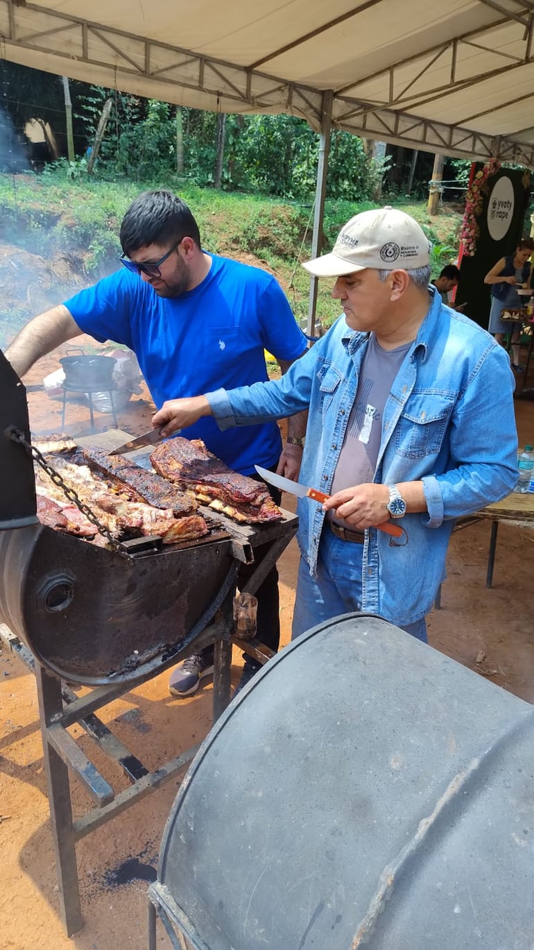 El asado a la estaca fue una de las comidas más solicitadas por los visitantes.