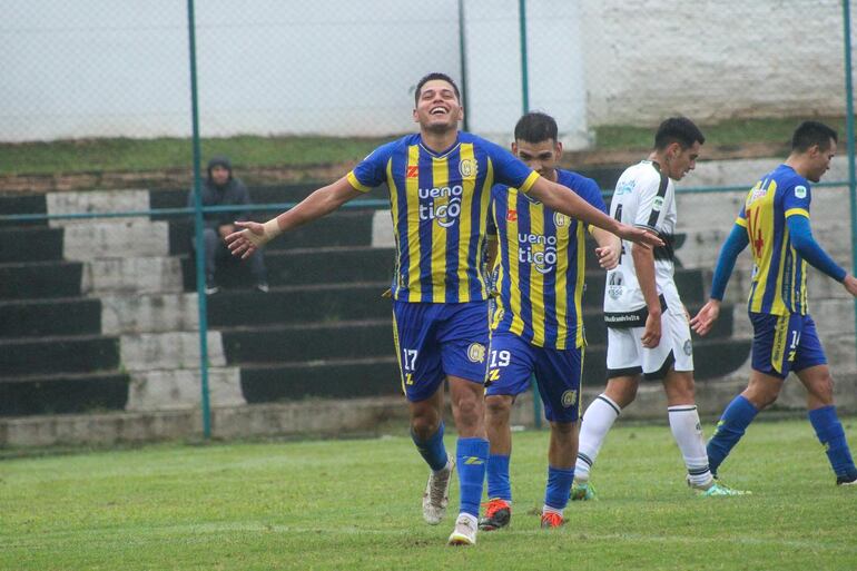 La gran figura de la tarde iteña, Ronald Duarte celebra uno de los tres tantos que marcó ayer en el triunfo del Deportivo Capiatá sobre Olimpia de Itá. (Foto: APF)