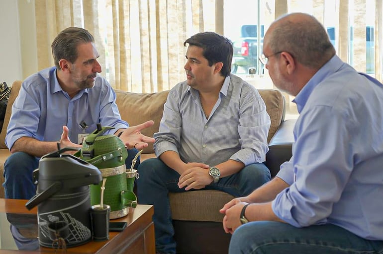 Directores de Itaipú, lado paraguayo y brasileño, Enio Verri y Justo Zacarías, respectivamente, en la Entidad Binacional Yacyretá, junto a su director, Luis Benítez.