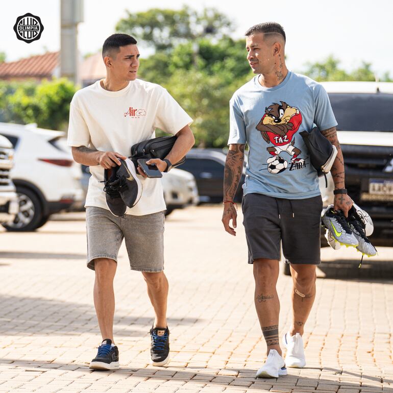 Hugo Fernández y Derlis González llegando a la pretemporada en la Villa Olimpia.