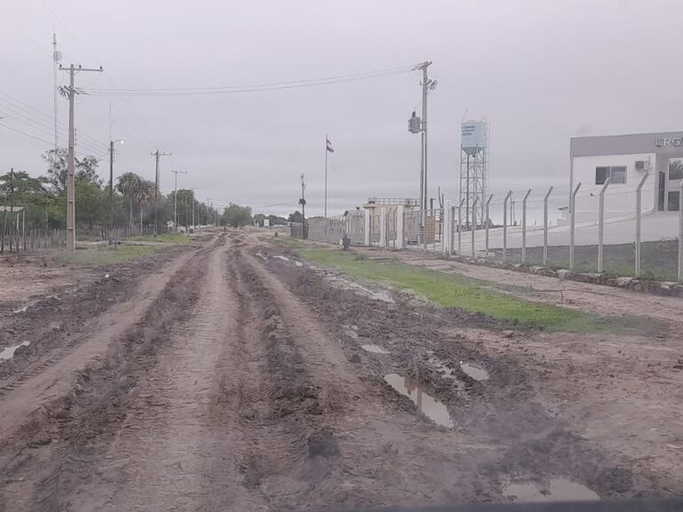 Así se encuentra una de las calles principales de Bahía Negra, frente al hospital del IPS.