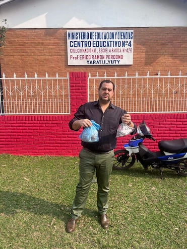 El concejal departamental del Partido Colorado, Guzman Ferreira, frente a la escuela de Yarati-i de Yuty.