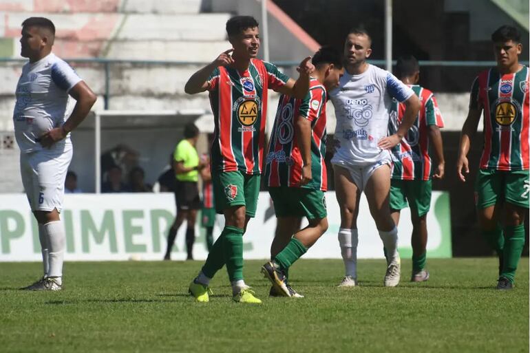 Fabio Mendoza festeja uno de los dos tantos que marcó ayer en la goleada de Fulgencio Yegros sobre Oriental. (Foto: APF)