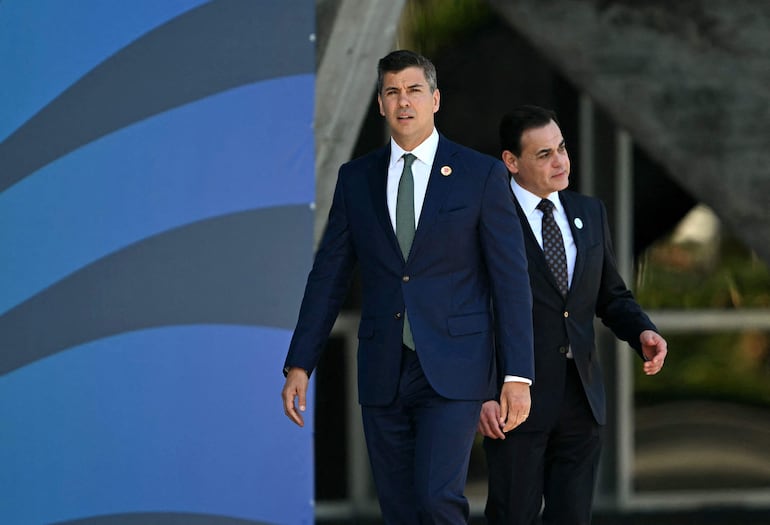 El presidente paraguayo, Santiago Pena (i) en el G20, lo acompaña el canciller Rubén Ramírez Lezcano.