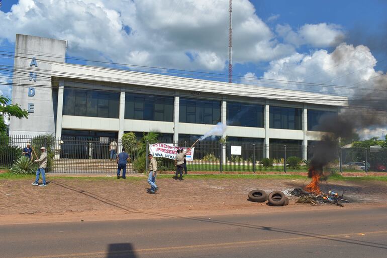 Quemaron cubiertas frente a las oficinas de la ANDE en Villarrica.