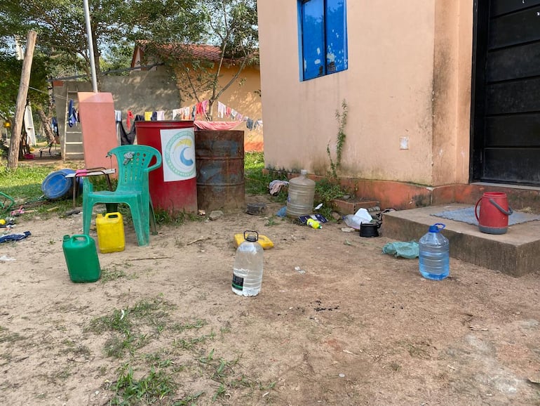 Recipientes en donde los nativos juntan agua para poder tener al menos para beber.