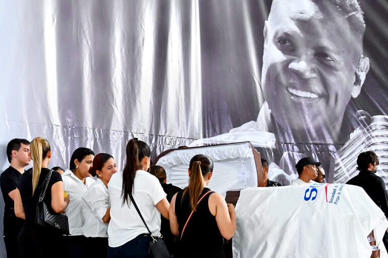 Familiares asisten al velatorio del cantante Omar Geles en Valledupar, Colombia. El artista es considerado uno de los grandes exponentes del vallenato.