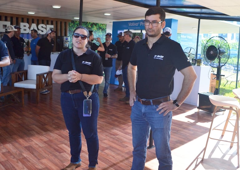 La Ing.   Marcela Molas y el Ing. Rodolfo Viana durante el lanzamiento de productos.