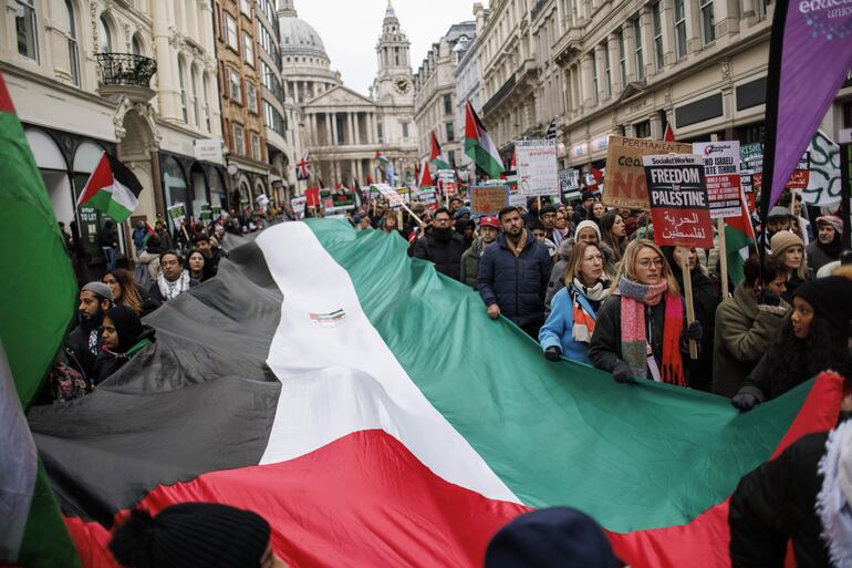 London (United Kingdom), 13/01/2024.- Pro-Palestinian protesters march from the Bank of England to Parliament Square to call for a permanent ceasefire and end of the siege of Gaza during the 'National March for Palestine' event in London, Britain, 13 January 2024. Demonstrators have been gathering in 35 countries around the world to rally in solidarity with the Palestinian people amid the ongoing Israel-Hamas conflict in the Gaza Strip. (Protestas, Reino Unido, Londres) EFE/EPA/TOLGA AKMEN
