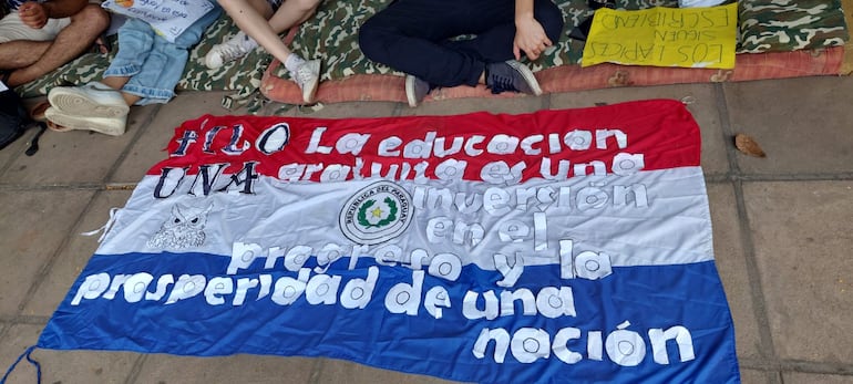 Estudiantes de la Facultad de Filosofía permanecen en vigilia, esperando al decano para la firma de un compromiso.