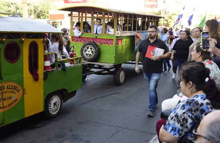 Una colorida carroza llevó a niños de una escuela durante el desfile de Lambaré.