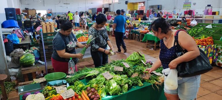 Los productores hortigranjeros garantizan variedad y buenos precios en la Feria Permanente de Ciudad del Este.