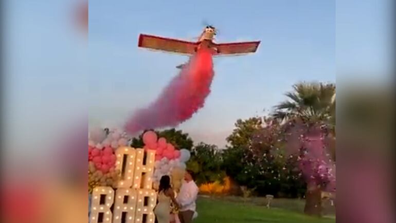 Captura de video segundos antes de que una avioneta se estrellará en una fiesta de revelación del sexo de un bebe.