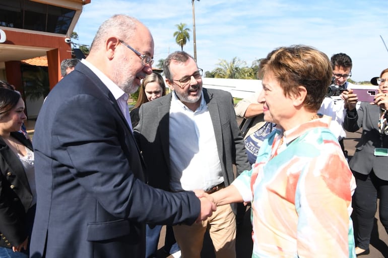 Directora gerente del FMI, Kristalina Georgieva, durante su visita a la Central Hidroeléctrica Itaipú.