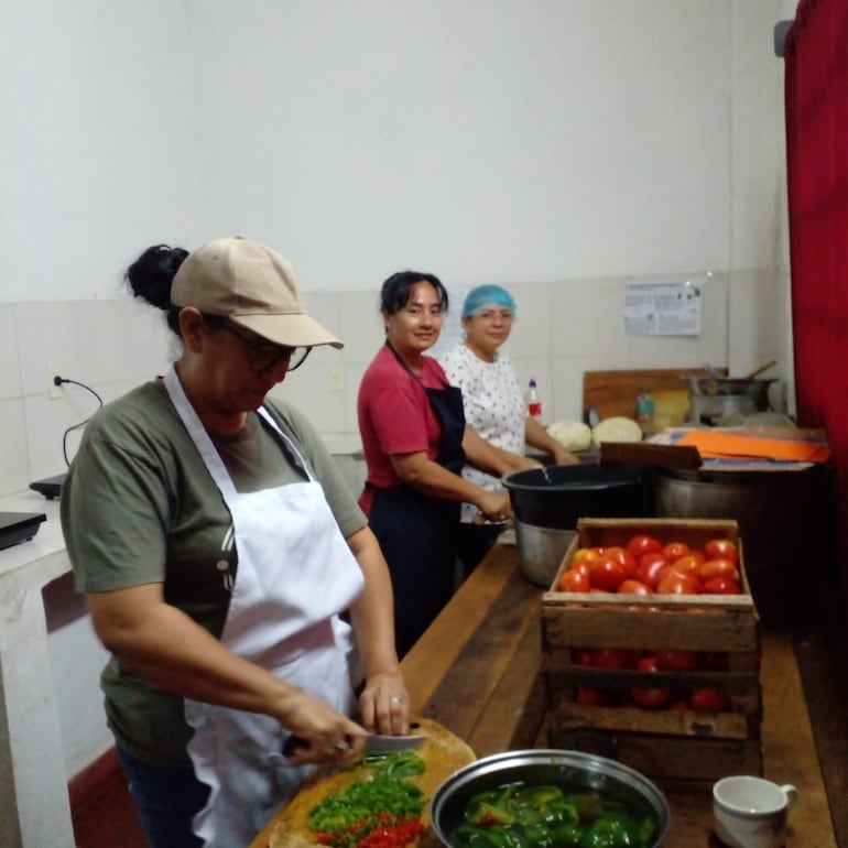 Mamás preparan el almuerzo escolar para la olla popular en el colegio departamental Juan E O´leary de Itá.