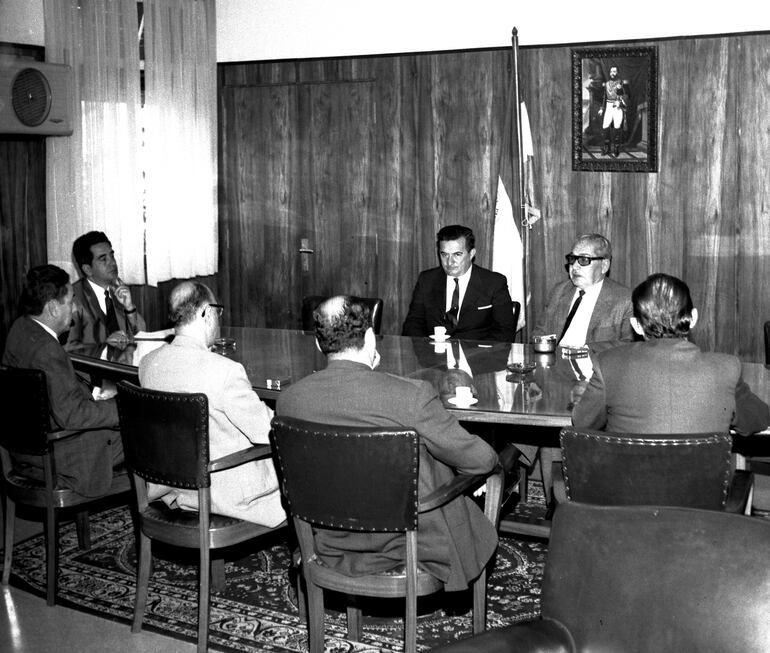 Reunión sobre tung y soja en Industria y Comercio en 1968.