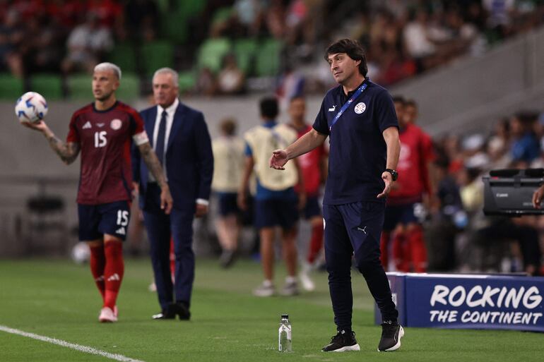 El argentino Daniel Garnero, entrenador de la selección de Paraguay, en el partido frente a Costa Rica por la tercera fecha del Grupo D de la Copa América 2024 en el Q2 Stadium, en Austin, Texas.
