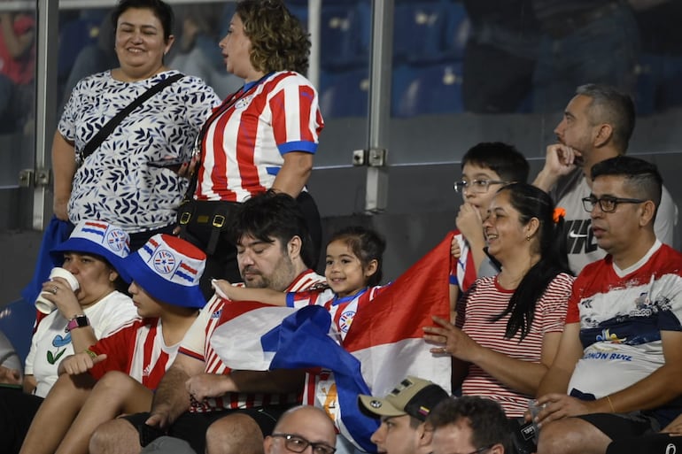 Los hinchas paraguayos en el estadio Defensores del Chaco en la previa del partido frente a Venezuela por las Eliminatorias Sudamericanas 2026.