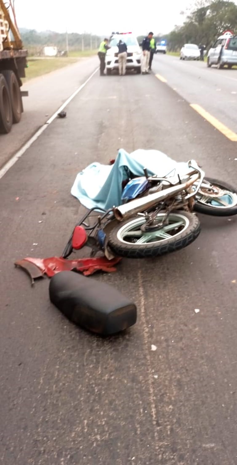 El motociclista fallece tras impactar de frente contra una camioneta Hyundai.