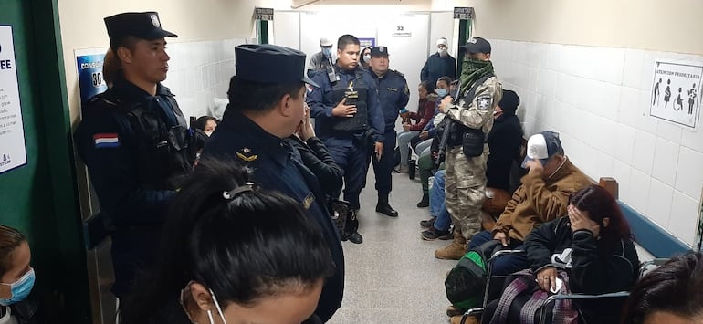 Policías que escoltaron a Miguel Ángel Servín hasta el Hospital General de Luque.