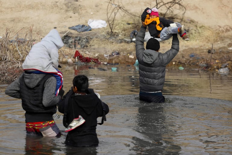 Migrantes cruzan el río Bravo para entrar a los Estados Unidos desde Juárez, México, el pasado 2 de enero.