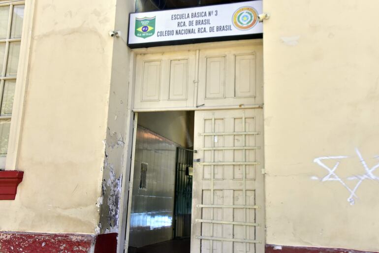 La muralla externa  de la escuela Brasil, con visibles daños y humedad.