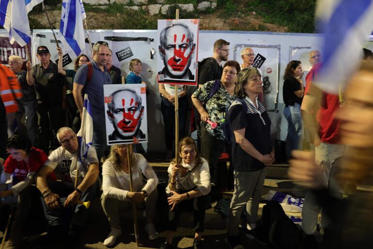 Unas 100.000 personas, según los organizadores, se congregaron este domingo en Jerusalén para protestar contra el primer ministro israelí, Benjamín Netanyahu