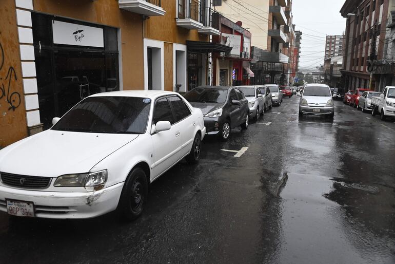 Automóviles estacionados en una zona tarifada del centro de Asunción, luego de la suspensión del estacionamiento tarifado.