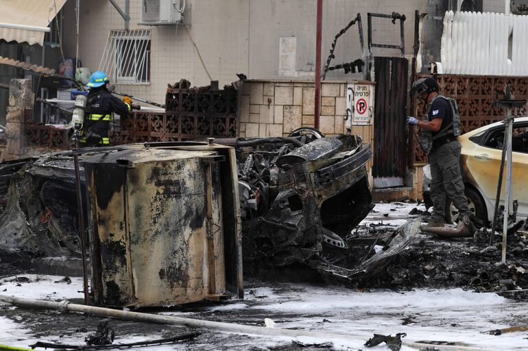 Los servicios de emergencia israelíes inspeccionan el lugar de un ataque con cohetes en la ciudad de Ashdod, en el sur de Israel, el 9 de octubre de 2023. Israel atacó implacablemente la Franja de Gaza la madrugada del lunes.