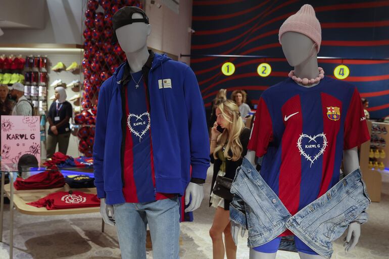 Una joven recorre la Barça Store de la Rambla este viernes en que el FC Barcelona ha anunciado que el primer equipo de fútbol lucirá el logotipo de la artista colombiana Karol G en la camiseta del clásico de LaLiga EA Sports que se disputará el próximo 21 de abril en el Santiago Bernabéu.