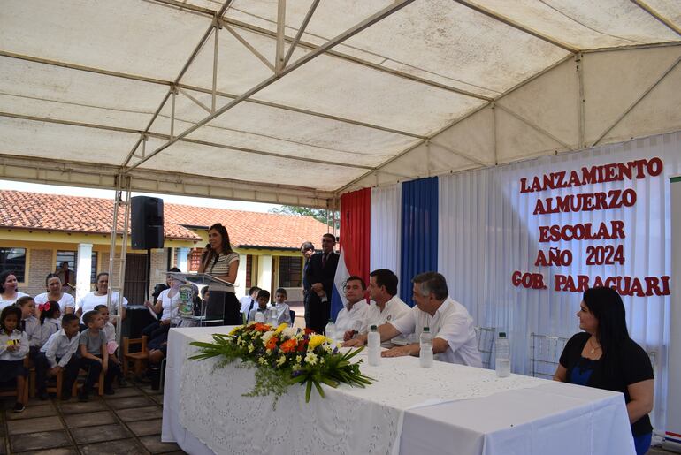 La gobernadora de Paraguarí, Norma Zárate de Monges, aguarda que se apruebe el proyecto de hambre cero en las instituciones educativas.