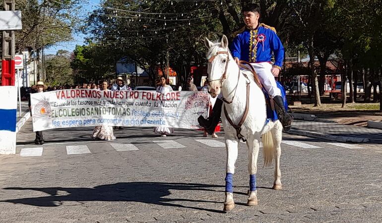 Los alumnos y profesores del Colegio Italiano Santo Tomás conmemoraron el Día del Folclore y del Idioma Guaraní con diversas actividades en la ciudad de Pilar.