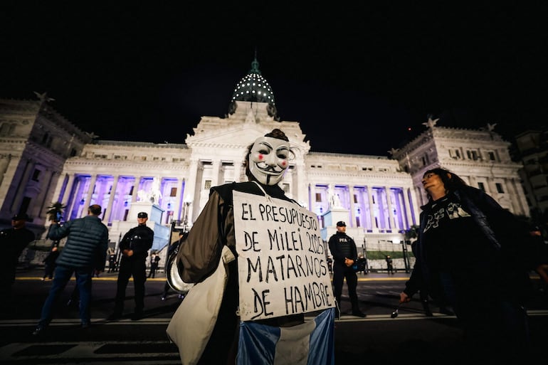 Manifestantes se concentran frente al Congreso de la Nación, en Buenos Aires (Argentina). (imagen ilustrativa)