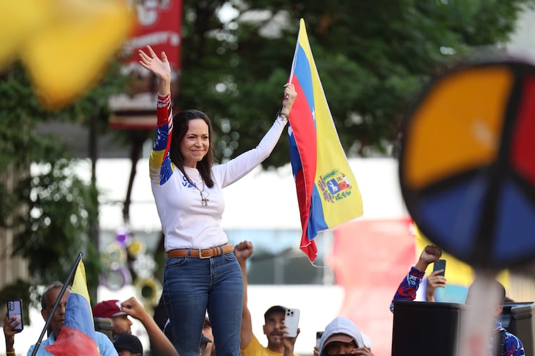 La líder antichavista María Corina Machado saluda a sus seguidores este jueves, en una manifestación en Caracas (Venezuela).