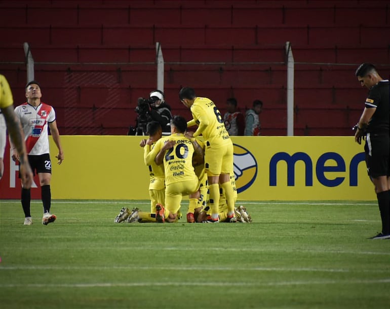 Los jugadores de Sportivo Trinidense celebran un gol en el partido frente a Nacional Potosí por la Copa Sudamericana 2024 en el estadio Víctor Agustín Ugarte, en Potosí, Bolivia.