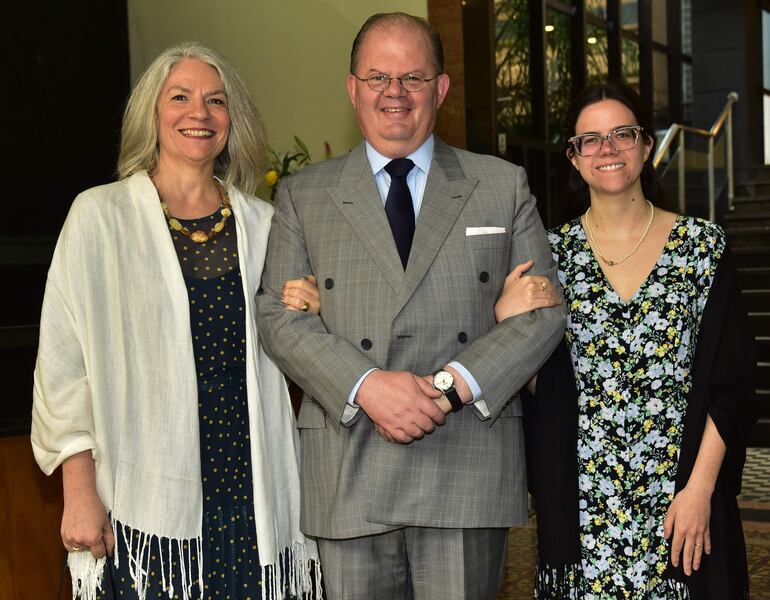 Beatriz Carretta, Juan Carlos Storti y Nicole Vargas.