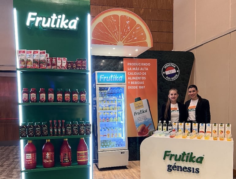 En su stand, Frutika exhibió su gran gama de productos de primer nivel, en jugos, aguas, salsas y condimentos.