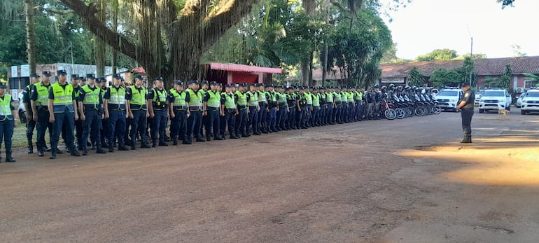 La formación de agentes policiales durante el lanzamiento del operativo "Año Paha".