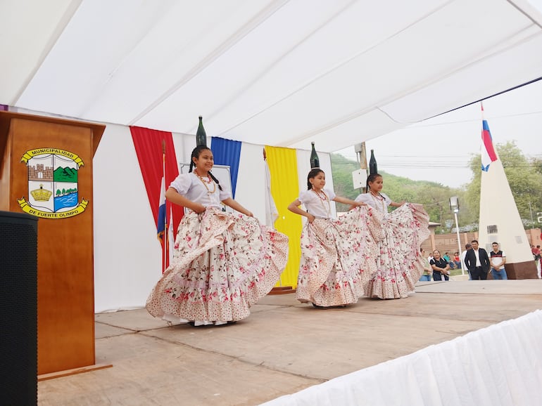 Alumnas de la Escuela Municipal de Danza de Fuerte Olimpo