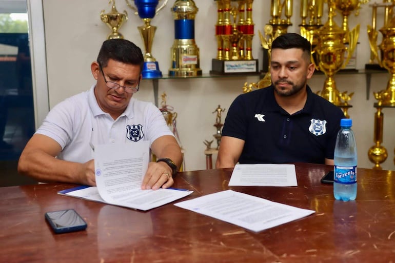 El presidente Hugo Romero y el técnico Felipe Giménez, en la extensión del contrato de “Felipep”.