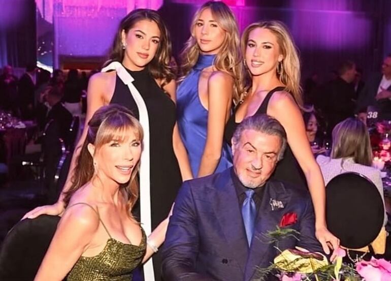 Sylvester Stallone con su esposa Jennifer Flavin y sus hijas Sistine, Scarlet y Sophia. (Instagram/Sylvester Stallone)