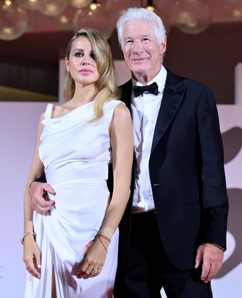 ¡Bella pareja! El actor estadounidense Richard Gere y su esposa Alejandra Silva en la alfombra roja de los 'Filming Italy Venice Awards' durante el 81º Festival de Cine de Venecia. (EFE/EPA/ETTORE FERRARI)
