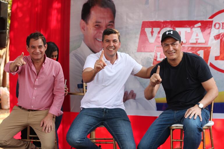 En la foto aparecen Miguel Mancuello (izquierda), Santiago Peña (centro) y Carlos Echeverría