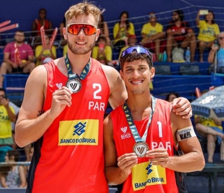 Giuliano Massare (izq.) y Gonzalo Melgarejo exhiben su medalla de bronce en el sudamericano de vóley playa en Brasil.