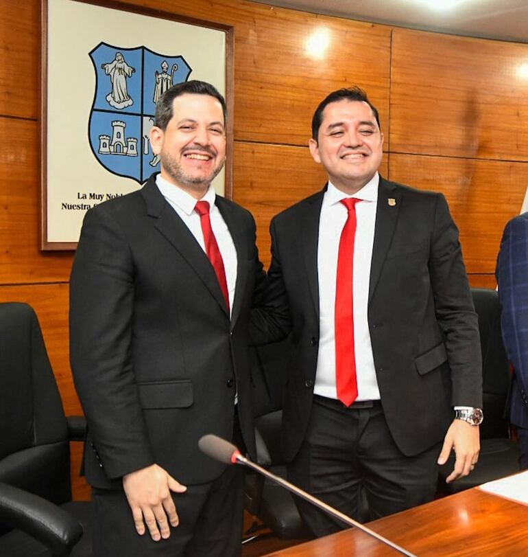 Raúl Latorre y Luis Bello el día del juramento del último como presidente de la Junta Municipal.