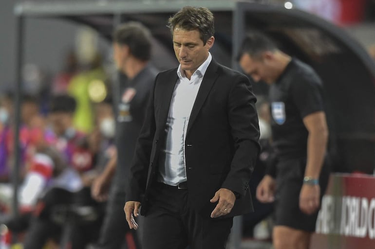 El argentino Guillermo Barros Schelotto, entrenador de la selección paraguaya, en el partido contra Perú por las Eliminatorias Sudamericanas al Mundial Qatar 2022 en el estadio Nacional, en Lima.