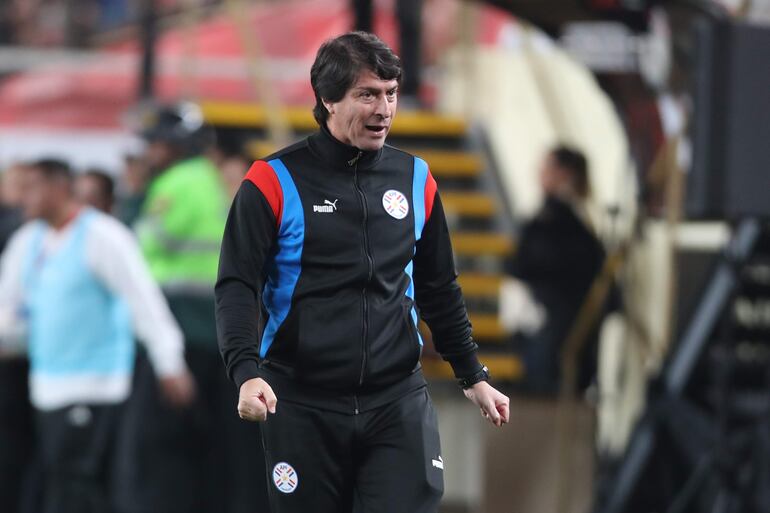 El argentino Daniel Garnero, entrenador de la selección paraguaya, en un partido amistoso frente a Perú en el estadio Monumental, en Lima, Perú.